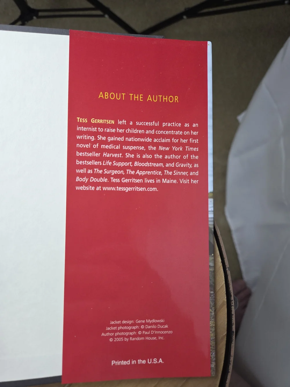 VANISH by Tess Gerritsen - White & Red Hardcover Book